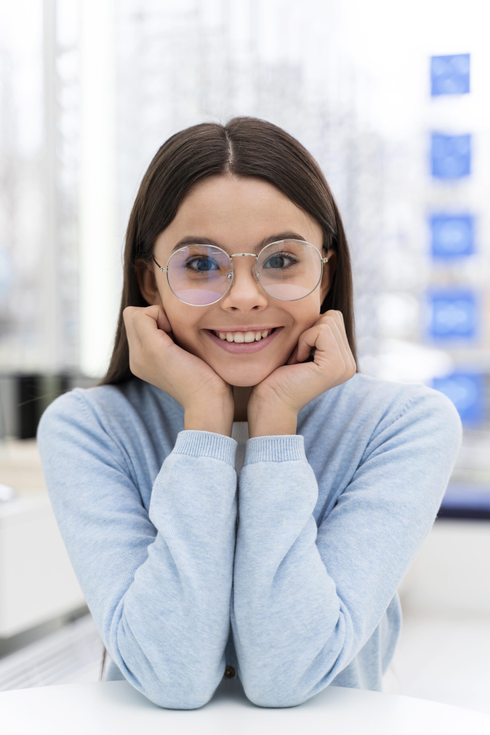 girl-store-trying-glasses